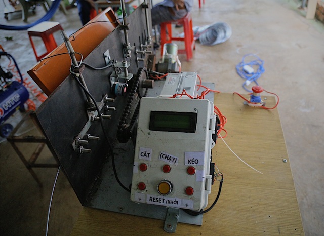 Kỹ sư 9x chế máy sản xuất bẫy ruồi, tạo việc làm cho nhiều người - 4 Kỹ sư 9x chế máy sản xuất bẫy ruồi, tạo việc làm cho nhiều người - 4