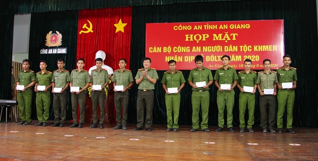 Họp mặt tặng quà cho chiến sĩ công an người dân tộc Khmer - 3