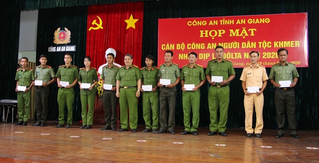 Họp mặt tặng quà cho chiến sĩ công an người dân tộc Khmer - 2