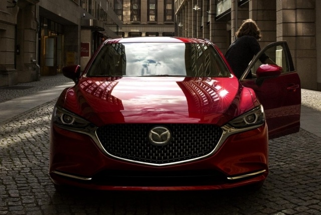 Khách hàng nhận nhiều ưu đãi khi mua New Mazda6 - 3