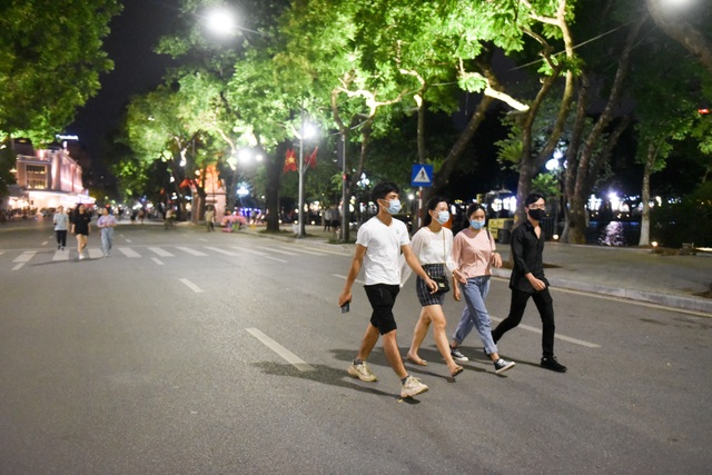 Người dân đổ về hồ Gươm trong ngày phố đi bộ mở trở lại - 3 Người dân đổ về hồ Gươm trong ngày phố đi bộ mở trở lại - 3