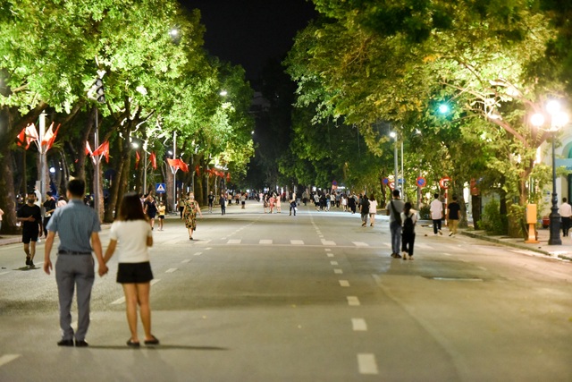 Người dân đổ về hồ Gươm trong ngày phố đi bộ mở trở lại - 2 Người dân đổ về hồ Gươm trong ngày phố đi bộ mở trở lại - 2