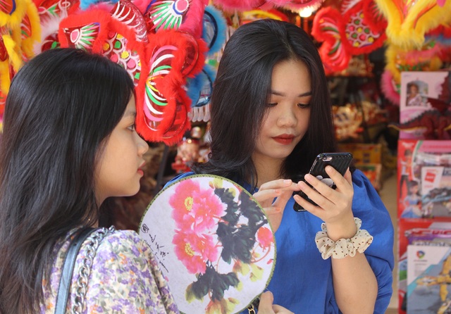 Giới trẻ Hà Thành nô nức chụp ảnh trung thu trên phố Hàng Mã - 3