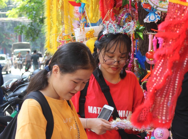 Giới trẻ Hà Thành nô nức chụp ảnh trung thu trên phố Hàng Mã - 11