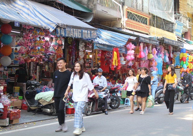 Giới trẻ Hà Thành nô nức chụp ảnh trung thu trên phố Hàng Mã - 4