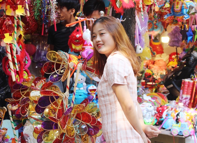 Giới trẻ Hà Thành nô nức chụp ảnh trung thu trên phố Hàng Mã - 1 Giới trẻ Hà Thành nô nức chụp ảnh trung thu trên phố Hàng Mã - 1