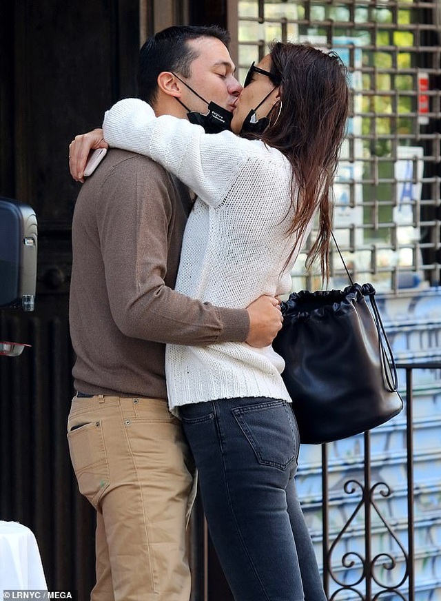 Katie Holmes hạnh phúc hôn bồ trẻ trên phố - 1 Katie Holmes hạnh phúc hôn bồ trẻ trên phố - 1