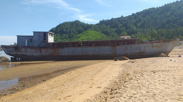 Bán đấu giá tàu có chữ nước ngoài vô chủ dạt vào biển Hà Tĩnh - 1 Bán đấu giá tàu có chữ nước ngoài vô chủ dạt vào biển Hà Tĩnh - 1