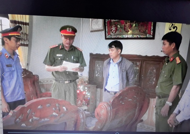 Nhân viên quỹ đất huyện bị bắt vì nhận tiền đền bù của người dân - 2 Nhân viên quỹ đất huyện bị bắt vì nhận tiền đền bù của người dân - 2