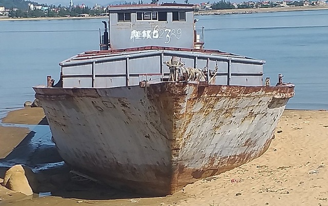 Bán đấu giá tàu có chữ nước ngoài vô chủ dạt vào biển Hà Tĩnh - 2