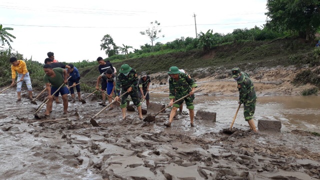 Quảng Trị: Thanh niên Biên phòng giúp dân khắc phục hậu quả sau bão - 2 Quảng Trị: Thanh niên Biên phòng giúp dân khắc phục hậu quả sau bão - 2