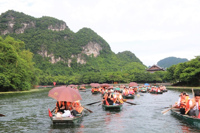 Di sản Tràng An “trong xanh mát lành” giữa trời thu làm say lòng du khách - 1 Di sản Tràng An “trong xanh mát lành” giữa trời thu làm say lòng du khách - 1