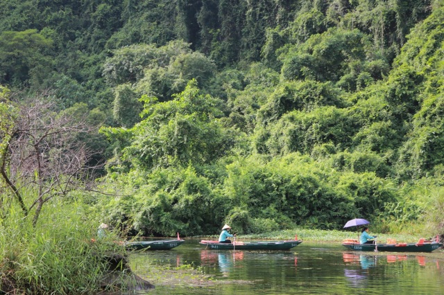 Di sản Tràng An “trong xanh mát lành” giữa trời thu làm say lòng du khách - 13 Di sản Tràng An “trong xanh mát lành” giữa trời thu làm say lòng du khách - 13