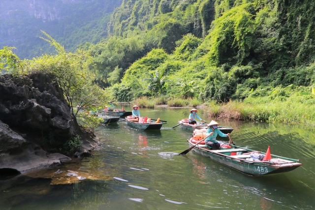Di sản Tràng An “trong xanh mát lành” giữa trời thu làm say lòng du khách - 12 Di sản Tràng An “trong xanh mát lành” giữa trời thu làm say lòng du khách - 12