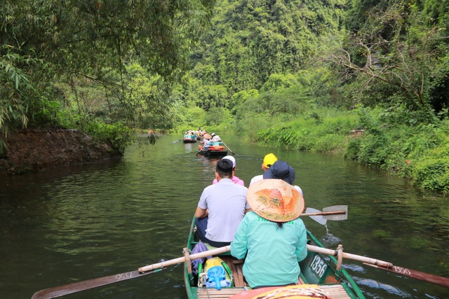 Di sản Tràng An “trong xanh mát lành” giữa trời thu làm say lòng du khách - 11 Di sản Tràng An “trong xanh mát lành” giữa trời thu làm say lòng du khách - 11