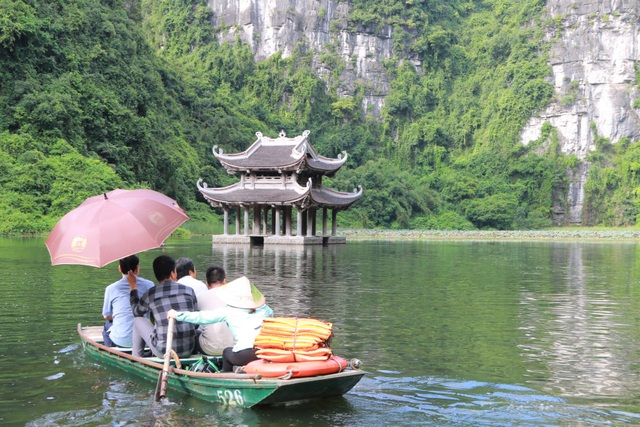 Di sản Tràng An “trong xanh mát lành” giữa trời thu làm say lòng du khách - 4 Di sản Tràng An “trong xanh mát lành” giữa trời thu làm say lòng du khách - 4