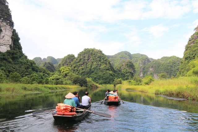 Di sản Tràng An “trong xanh mát lành” giữa trời thu làm say lòng du khách - 3 Di sản Tràng An “trong xanh mát lành” giữa trời thu làm say lòng du khách - 3