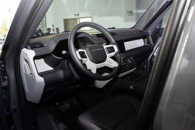 Land Rover Defender giá từ 3,85 tỷ - SUV cho đại gia Việt thích khám phá - 15 Land Rover Defender giá từ 3,85 tỷ - SUV cho đại gia Việt thích khám phá - 15
