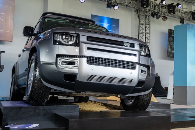 Land Rover Defender giá từ 3,85 tỷ - SUV cho đại gia Việt thích khám phá - 2 Land Rover Defender giá từ 3,85 tỷ - SUV cho đại gia Việt thích khám phá - 2