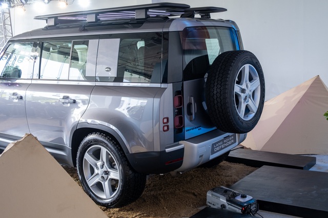 Land Rover Defender giá từ 3,85 tỷ - SUV cho đại gia Việt thích khám phá - 3 Land Rover Defender giá từ 3,85 tỷ - SUV cho đại gia Việt thích khám phá - 3