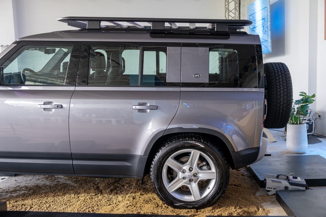 Land Rover Defender giá từ 3,85 tỷ - SUV cho đại gia Việt thích khám phá - 5 Land Rover Defender giá từ 3,85 tỷ - SUV cho đại gia Việt thích khám phá - 5