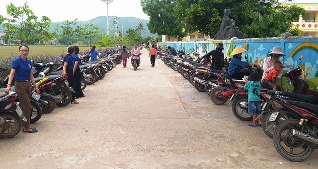 Lan tỏa nép đẹp về ý thức an toàn giao thông ở các cổng trường - 4 Lan tỏa nép đẹp về ý thức an toàn giao thông ở các cổng trường - 4