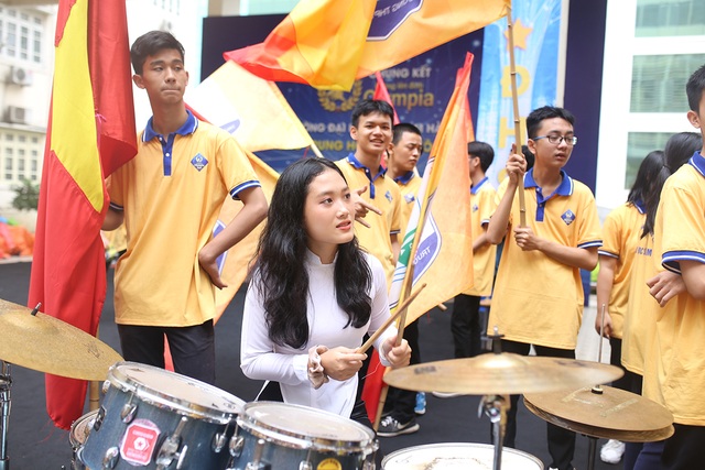 Đại sứ THPT Chuyên Sư phạm “hút ánh nhìn” khi cổ vũ chung kết Olympia - 3 Đại sứ THPT Chuyên Sư phạm “hút ánh nhìn” khi cổ vũ chung kết Olympia - 3