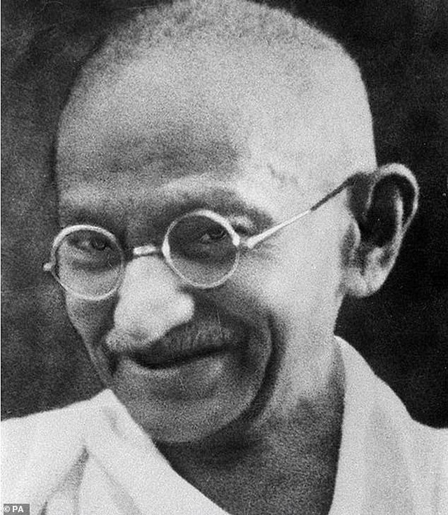 Chiếc kính biểu tượng Ấn Độ của Mahatma Gandhi được bán hơn 7,7 tỷ đồng - 1 Chiếc kính biểu tượng Ấn Độ của Mahatma Gandhi được bán hơn 7,7 tỷ đồng - 1