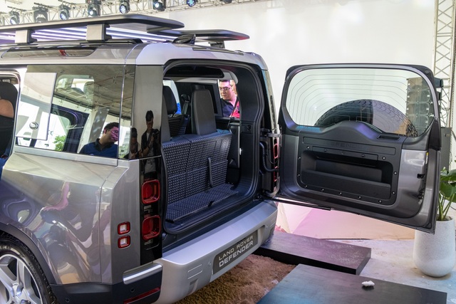 Land Rover Defender giá từ 3,85 tỷ - SUV cho đại gia Việt thích khám phá - 13 Land Rover Defender giá từ 3,85 tỷ - SUV cho đại gia Việt thích khám phá - 13