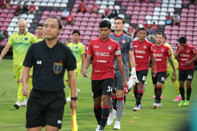 Đặng Văn Lâm được cổ động viên Muangthong United khen ngợi - 11 Đặng Văn Lâm được cổ động viên Muangthong United khen ngợi - 11