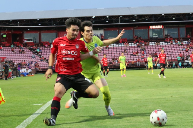 Đặng Văn Lâm được cổ động viên Muangthong United khen ngợi - 7 Đặng Văn Lâm được cổ động viên Muangthong United khen ngợi - 7