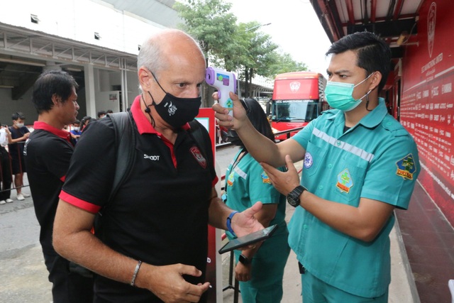 Đặng Văn Lâm được cổ động viên Muangthong United khen ngợi - 3 Đặng Văn Lâm được cổ động viên Muangthong United khen ngợi - 3