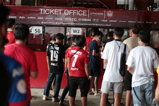 Đặng Văn Lâm được cổ động viên Muangthong United khen ngợi - 8 Đặng Văn Lâm được cổ động viên Muangthong United khen ngợi - 8