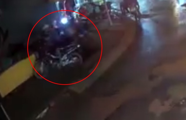 HCMC: Riding a motorcycle on the sidewalk, hole that falls from more than 3 m deep along the edge of the road - 1