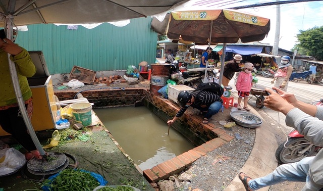 HCMC: Riding a motorcycle on the sidewalk, drop hole more than 3m deep along the edge of the road - 2