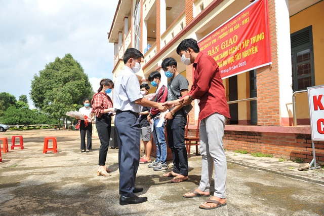 Du học sinh Lào cảm ơn y, bác sĩ Đắk Lắk sau thời gian cách ly tập trung - 2 Du học sinh Lào cảm ơn y, bác sĩ Đắk Lắk sau thời gian cách ly tập trung - 2