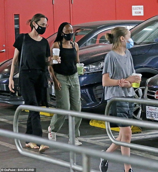 Cuối tuần, Angelina Jolie giản dị đưa con đi siêu thị - 5 Cuối tuần, Angelina Jolie giản dị đưa con đi siêu thị - 5