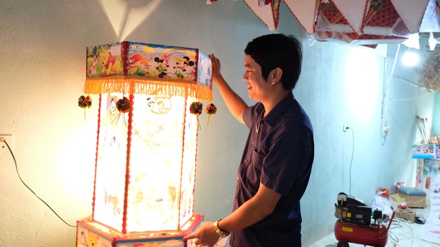 Làng nghề làm đèn lồng đìu hiu trước Tết Trung thu - 5 Làng nghề làm đèn lồng đìu hiu trước Tết Trung thu - 5