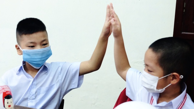 Bé lớp 1 ở Đà Nẵng ngày đầu đến trường trong năm học lịch sử - 8 Bé lớp 1 ở Đà Nẵng ngày đầu đến trường trong năm học lịch sử - 8