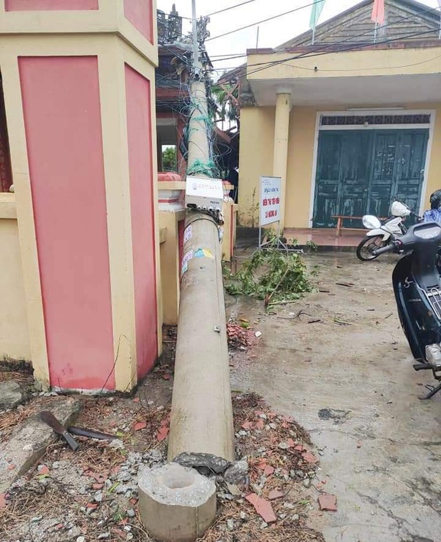 Vì sao hàng trăm cột điện tại Thừa Thiên Huế gãy đổ trong bão số 5? - 3 Vì sao hàng trăm cột điện tại Thừa Thiên Huế gãy đổ trong bão số 5? - 3