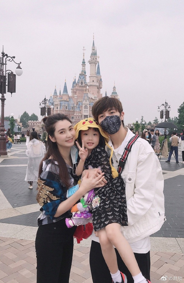 Mỹ nhân Hồng Hân và chồng trẻ vực dậy sau scandal ngoại tình - 1 Mỹ nhân Hồng Hân và chồng trẻ vực dậy sau scandal ngoại tình - 1