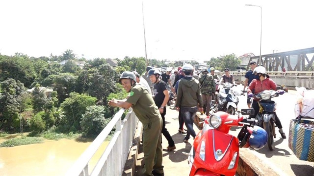 Một buổi sáng hai người nghi tự tử trên cùng một cây cầu - 1 Một buổi sáng hai người nghi tự tử trên cùng một cây cầu - 1