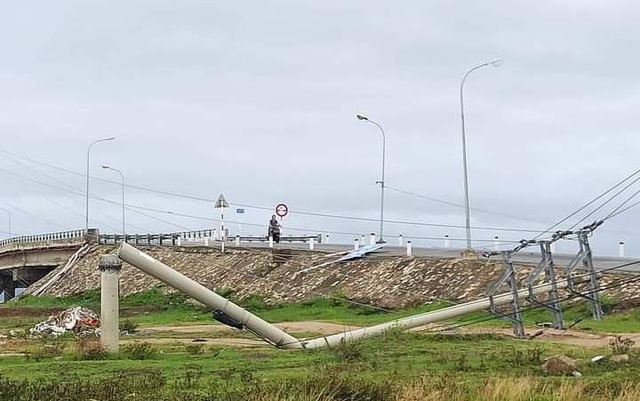 Vì sao hàng trăm cột điện tại Thừa Thiên Huế gãy đổ trong bão số 5? - 5 Vì sao hàng trăm cột điện tại Thừa Thiên Huế gãy đổ trong bão số 5? - 5