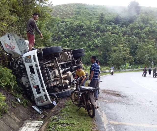 2 people trapped in overturned car, 7 dead buffalo in trunk - 3