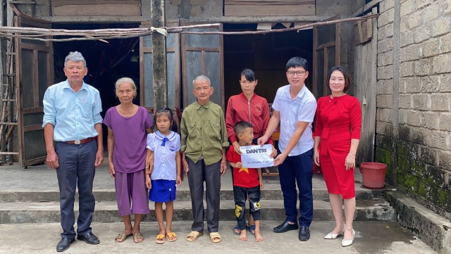 Bạn đọc Dân trí giúp đỡ người mẹ chăm chồng con bệnh tật hơn 50 triệu đồng - 3 Bạn đọc Dân trí giúp đỡ người mẹ chăm chồng con bệnh tật hơn 50 triệu đồng - 3