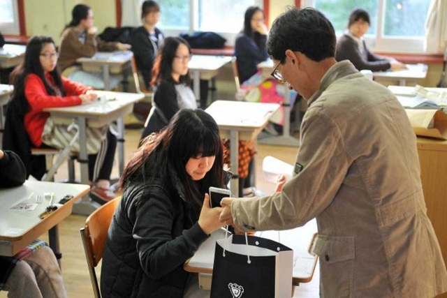 Quốc gia nào cho phép học sinh sử dụng điện thoại trong giờ học? - 3 Quốc gia nào cho phép học sinh sử dụng điện thoại trong giờ học? - 3