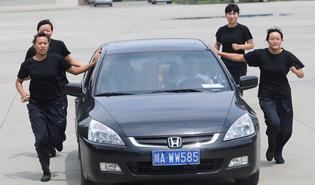 Nhà giàu Trung Quốc “săn” vệ sĩ công nghệ cao - 1 Nhà giàu Trung Quốc “săn” vệ sĩ công nghệ cao - 1
