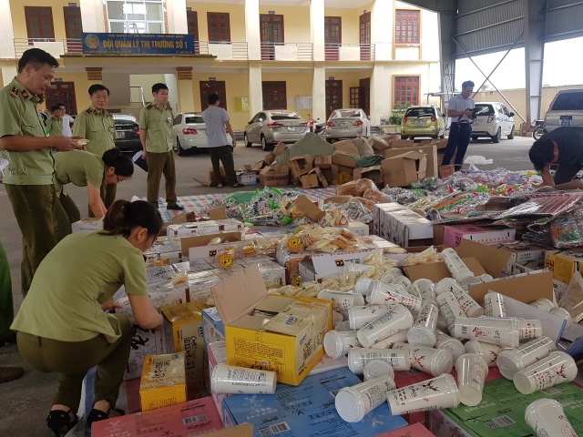 Ninh Bình tiêu hủy số lượng lớn hàng hóa nhập lậu, không rõ nguồn gốc - 1 Ninh Bình tiêu hủy số lượng lớn hàng hóa nhập lậu, không rõ nguồn gốc - 1