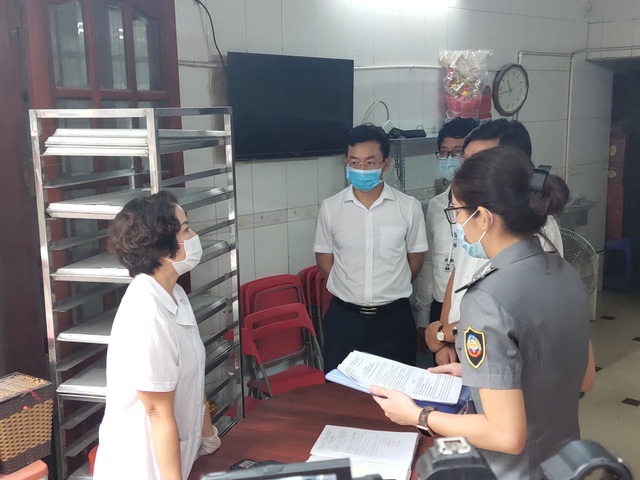 Hà Nội: Phát hiện 1 xưởng sản xuất bánh trung thu nằm cạnh rãnh nước thải - 1 Hà Nội: Phát hiện 1 xưởng sản xuất bánh trung thu nằm cạnh rãnh nước thải - 1