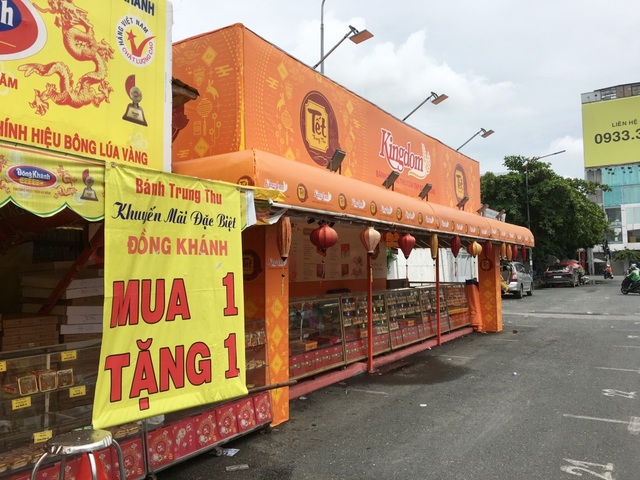 Bánh Trung thu tấp nập “xả hàng”, khắp nơi treo biển “mua 1 tặng 1” - 4 Bánh Trung thu tấp nập “xả hàng”, khắp nơi treo biển “mua 1 tặng 1” - 4